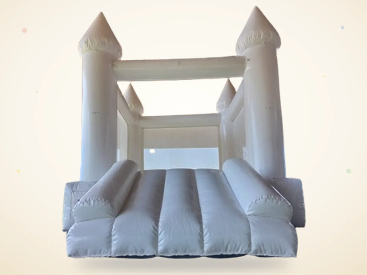 Castillo inflable blanco en un evento elegante