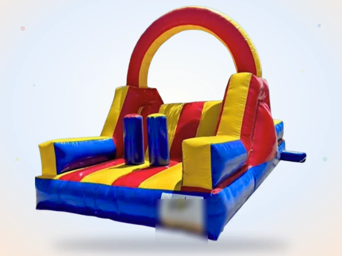 Inflable grande rojo, amarillo y azul con muro de escalada y resbaladilla
